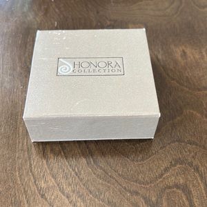 Honors pearls, magnetically secured onto post